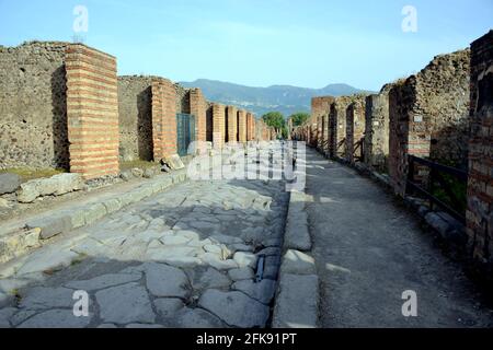 Das antike Pompeji ist eine riesige archäologische Stätte der römischen Stadt und wurde unter Meter Asche und Bimsstein nach dem Ausbruch des Vesuv begraben Stockfoto