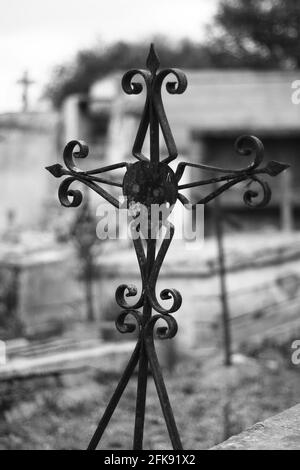 Schmiedeeisernes Kreuz auf dem Friedhof Stockfoto