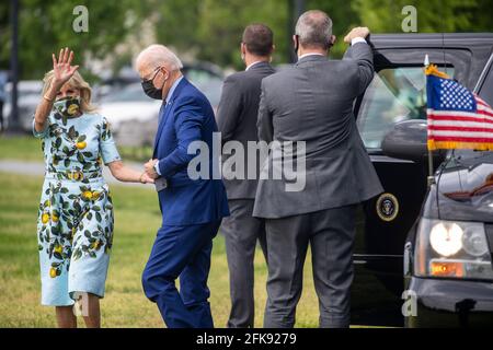 US-Präsident Joe Biden und First Lady Jill Biden gehen an Bord von Marine One auf der Ellipse des Weißen Hauses in Washington, DC, USA, 29. April 2021. Präsident Biden reist heute zu einer Veranstaltung nach Georgien, um seinen 100. Tag im Amt zu markieren und den ehemaligen US-Präsidenten Jimmy Carter zu besuchen.Quelle: Shawn Thew/Pool via CNP /MediaPunch Stockfoto