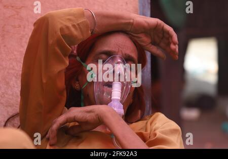 Neu-Delhi, Indien. April 2021. Ein Covid-19-Patient erhält Sauerstoff an der Stelle, die von der Sikh-Organisation in Gurdwara in Indirapuram, Ghaziabad, Uttar Pradesh, Indien, bereitgestellt wird. Quelle: Vijay Pandey/ZUMA Wire/Alamy Live News Stockfoto