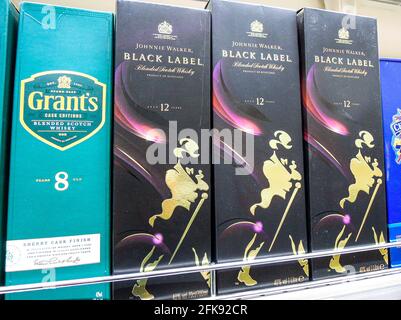 Samara, Russland - 25. Januar 2020: Johnnie Walker Whiskey bereit zum Verkauf im Regal im Supermarkt. Verschiedene alkoholische Getränke in Flaschen Stockfoto