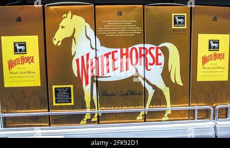 Samara, Russland - 25. Januar 2020: White Horse Whiskey bereit zum Verkauf im Regal im Supermarkt. Verschiedene alkoholische Getränke in Flaschen Stockfoto