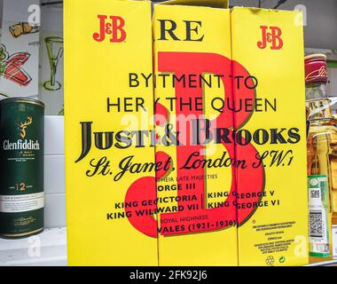 Samara, Russland - 25. Januar 2020: Justerini und Brooks Whiskey stehen im Regal im Supermarkt zum Verkauf. Verschiedene alkoholische Getränke in Flaschen Stockfoto