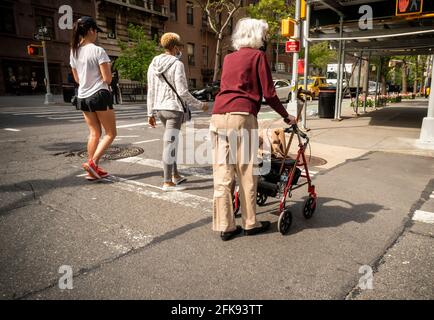 New York, USA. April 2021. Ältere Frau überquert am Mittwoch, den 28. April 2021, eine Kreuzung in Greenwich Village in New York. (ÂPhoto von Richard B. Levine) Quelle: SIPA USA/Alamy Live News Stockfoto