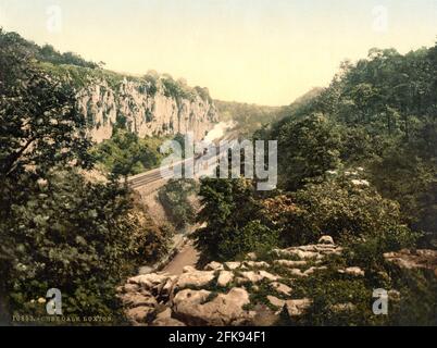 Ein Dampfzug in Chee Dale und dem River Wye in der Nähe von Buxton, Derbyshire, um 1890-1900 Stockfoto