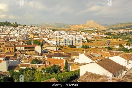 Skyline der Stadt Antequera mit dem Lovers Rock im Hintergrund, Antequera, Malaga, Andalusien, Spanien Stockfoto