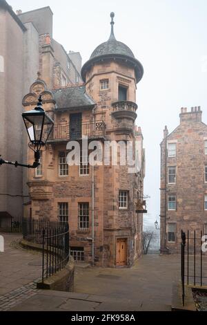 Edinburgh, Schottland - November 29 2020: Das Writers' Museum im stimmungsvollen und stimmungsvollen, nebligen Nebel der Altstadt von Edinburgh. Stockfoto