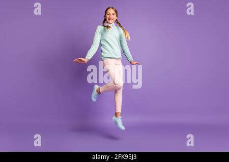 Foto-Portrait Ganzkörperansicht des Mädchens springen isoliert Auf lebhaft violettem Hintergrund Stockfoto