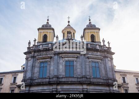 Vorderansicht des Real Basílica de san Francisco el Grande, einer römisch-katholischen Kirche im Zentrum von Madrid, Spanien, in der Nachbarschaft von La Latina Stockfoto