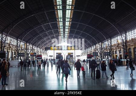 VALENCIA, SPANIEN - 21. JANUAR 2016: Passagiere, die im Hochgeschwindigkeitszug am Bahnhof Joaquin Sorolla in Valencia, Spanien, einsteigen. Stockfoto