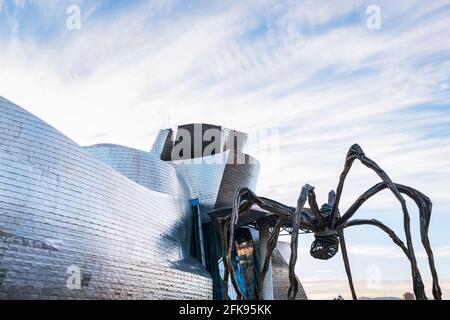 BILBAO, SPANIEN - 20. JANUAR 2016: Detail der Rückseite des Guggenheim Museums am Ufer des Flusses Nervion in Bilbao, mit der Skulptur eines Stockfoto