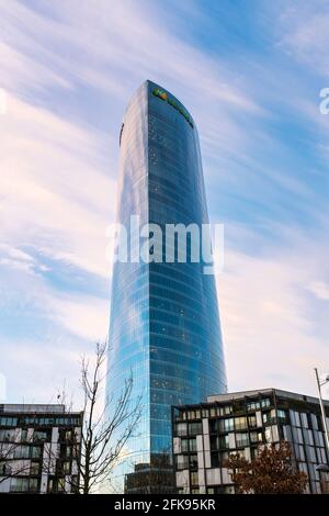 BILBAO, SPANIEN - 20. JANUAR 2016: Blick aus der Nähe auf den Iberdrola-Turm in Bilbao, das höchste Gebäude im Baskenland. Stockfoto