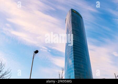 BILBAO, SPANIEN - 20. JANUAR 2016: Blick aus der Nähe auf den Iberdrola-Turm in Bilbao, das höchste Gebäude im Baskenland. Stockfoto