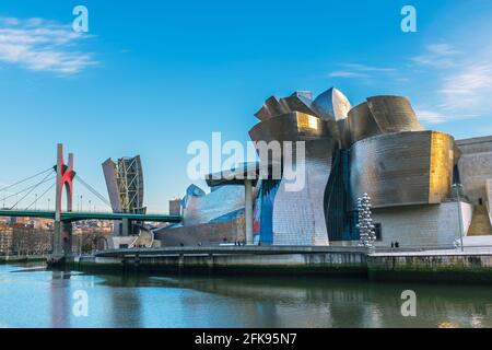 BILBAO, SPANIEN - 20. JANUAR 2016: Panoramablick auf das Guggenheim-Museum und die Brücke La Salve am Ufer des Flusses Nervion in Bilbao, Spanien. Stockfoto