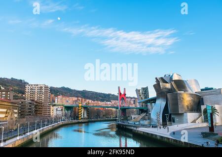 BILBAO, SPANIEN - 20. JANUAR 2016: Panoramablick auf das Guggenheim-Museum und die Brücke La Salve am Ufer des Flusses Nervion in Bilbao, Spanien. Stockfoto