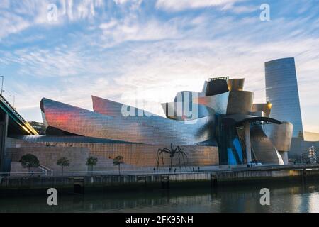 BILBAO, SPANIEN - 20. JANUAR 2016: Weitwinkelansicht des Guggenheim-Museums und des Iberdrola-Turms am Ufer des Flusses Nervion in Bilbao, Spanien. Stockfoto