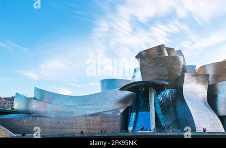 BILBAO, SPANIEN - 20. JANUAR 2016: Weitwinkelansicht des Guggenheim-Museums und des Iberdrola-Turms am Ufer des Flusses Nervion in Bilbao, Spanien. Stockfoto