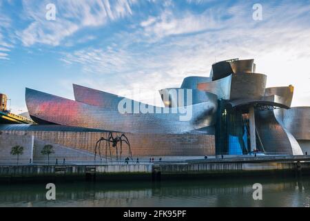 BILBAO, SPANIEN - 20. JANUAR 2016: Weitwinkelansicht des Guggenheim-Museums und des Iberdrola-Turms am Ufer des Flusses Nervion in Bilbao, Spanien. Stockfoto