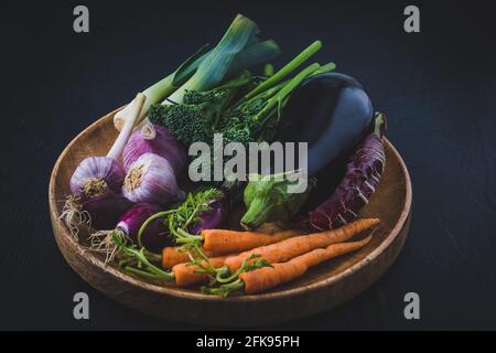 Verschiedene Gemüsesorten auf einem Holztablett, veganisches Lebensmittelkonzept Stockfoto