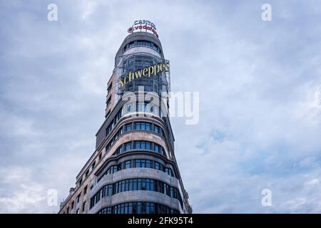 MADRID - 1. NOVEMBER 2015: Blick aus der Nähe auf das Kapitolgebäude in der Gran Vía Straße in Madrid, Spanien. Auch bekannt als Edificio Carrión zu Ehren seiner Stockfoto
