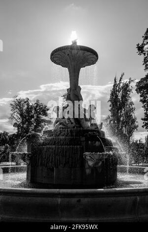 MADRID - 26. MAI 2018: Detail der Skulpturengruppe am Fuße des Schildkrötenbrunnens im Retiro Park in Madrid. Dieser Brunnen wurde 1832 erbaut Stockfoto