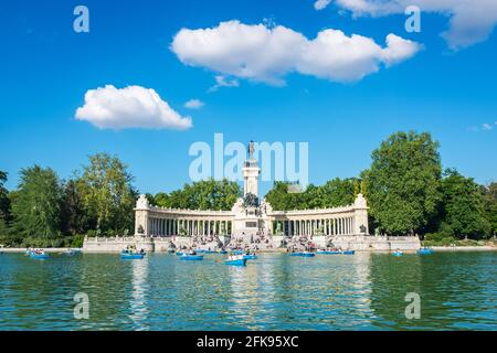 MADRID - 26. MAI 2018: Touristen, die das gute Wetter am großen Teich im Retiro Park (Parque del Buen Retiro) in Madrid im Frühjahr genießen. Lon Stockfoto