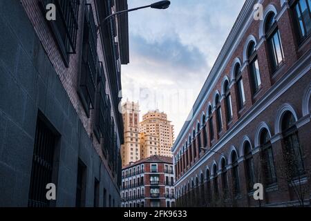 Rückansicht des Edificio de España, eines berühmten Art déco-Wolkenkratzers an der Plaza de España, aus einer engen Gasse in der Altstadt. Stockfoto