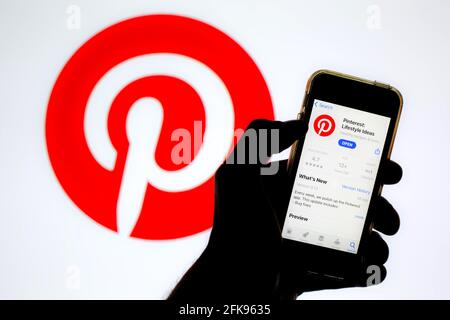 Barcelona, Katalonien, Spanien. April 2021. In dieser Abbildung wird eine Pinterest-App im App Store auf einem Smartphone-Bildschirm mit einem Pinterest-Logo im Hintergrund angezeigt. Quelle: Thiago Prudencio/DAX/ZUMA Wire/Alamy Live News Stockfoto