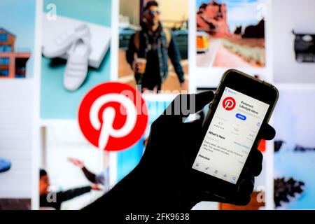 Barcelona, Katalonien, Spanien. April 2021. In dieser Abbildung wird eine Pinterest-App im App Store auf einem Smartphone-Bildschirm mit einem Pinterest-Logo im Hintergrund angezeigt. Quelle: Thiago Prudencio/DAX/ZUMA Wire/Alamy Live News Stockfoto