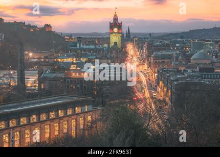Beleuchteter Blick auf die Skyline der Altstadt von Edinburgh, den Verkehr auf der Princes Street, den Balmoral Clock Tower, das Edinburgh Castle und die Lichter der Stadt von Calton H. Stockfoto