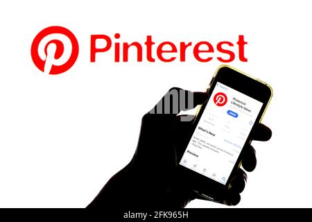 Barcelona, Katalonien, Spanien. April 2021. In dieser Abbildung wird eine Pinterest-App im App Store auf einem Smartphone-Bildschirm mit einem Pinterest-Logo im Hintergrund angezeigt. Quelle: Thiago Prudencio/DAX/ZUMA Wire/Alamy Live News Stockfoto