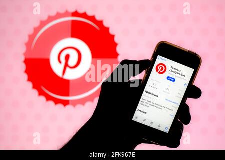 Barcelona, Katalonien, Spanien. April 2021. In dieser Abbildung wird eine Pinterest-App im App Store auf einem Smartphone-Bildschirm mit einem Pinterest-Logo im Hintergrund angezeigt. Quelle: Thiago Prudencio/DAX/ZUMA Wire/Alamy Live News Stockfoto