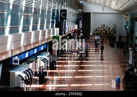 Tokio, Japan. März 2021. Ruhige Lobby mit wenigen Reisenden am Tokyo Haneda International Airport nach der Ausrufung des Ausnahmezustands. (Foto von James Matumoto/SOPA Images/Sipa USA) Quelle: SIPA USA/Alamy Live News Stockfoto