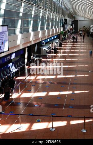 Tokio, Japan. März 2021. Ruhige Lobby mit wenigen Reisenden am Tokyo Haneda International Airport nach der Ausrufung des Ausnahmezustands. (Foto von James Matumoto/SOPA Images/Sipa USA) Quelle: SIPA USA/Alamy Live News Stockfoto