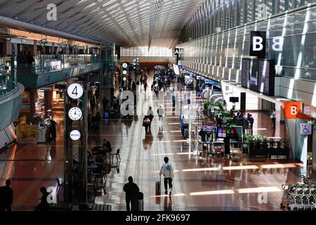 Tokio, Japan. März 2021. Passagiere, die Schutzmasken tragen, werden während des Ausbruchs der Coronavirus-Krankheit auf dem Internationalen Flughafen Tokio Haneda nach der Ausrufung des Ausnahmezustands gesehen. (Foto von James Matumoto/SOPA Images/Sipa USA) Quelle: SIPA USA/Alamy Live News Stockfoto