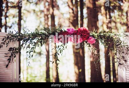 Schöne weiße Hochzeit Bogen mit hellen Blumen im Freien dekoriert Stockfoto