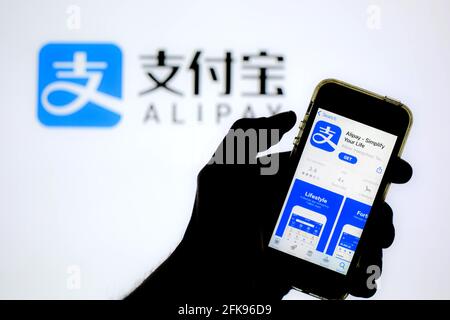 Barcelona, Katalonien, Spanien. April 2021. In dieser Abbildung wird eine Alipay-App im App Store auf einem Smartphone-Bildschirm mit einem Alipay-Logo im Hintergrund angezeigt. Quelle: Thiago Prudencio/DAX/ZUMA Wire/Alamy Live News Stockfoto