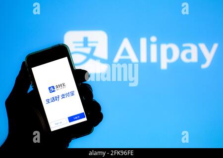 Barcelona, Katalonien, Spanien. April 2021. In dieser Abbildung wird eine Alipay-App auf einem Smartphone-Bildschirm mit einem Alipay-Logo im Hintergrund angezeigt. Quelle: Thiago Prudencio/DAX/ZUMA Wire/Alamy Live News Stockfoto