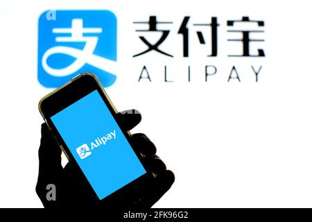 Barcelona, Katalonien, Spanien. April 2021. In dieser Abbildung wird eine Alipay-App auf einem Smartphone-Bildschirm mit einem Alipay-Logo im Hintergrund angezeigt. Quelle: Thiago Prudencio/DAX/ZUMA Wire/Alamy Live News Stockfoto