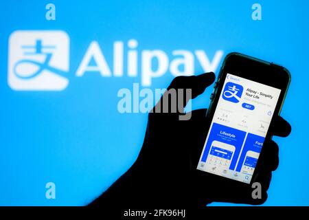 Barcelona, Katalonien, Spanien. April 2021. In dieser Abbildung wird eine Alipay-App im App Store auf einem Smartphone-Bildschirm mit einem Alipay-Logo im Hintergrund angezeigt. Quelle: Thiago Prudencio/DAX/ZUMA Wire/Alamy Live News Stockfoto