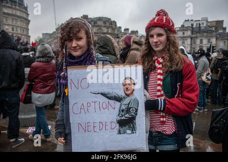 Regierungsfeindliche Demonstranten in London halten ein Plakat mit David Cameron, dem britischen Premierminister 2010-2016, auf dem er als Faschist und Diktator in England bezeichnet wird. Stockfoto