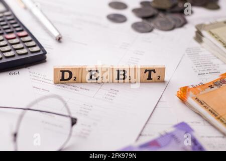 Assam, indien - 30. März 2021 : WORTVERSCHULDUNG auf Holzwürfel Stockbild geschrieben. Stockfoto
