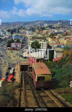 Blick auf die Artilleria-Standseilbahn aus dem Hafengebiet, Valparaiso, Chile, Südamerika Stockfoto