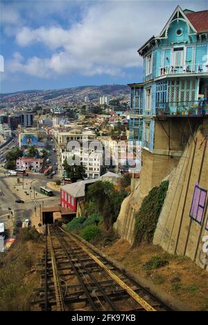 Blick auf das Hafengebiet von der Artilleria-Standseilbahn, Valparaiso, Chile, Südamerika Stockfoto