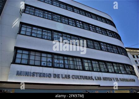 Protestplakate in den Fenstern des Kulturministeriums, die Demonstranten hervorheben Augenverletzungen bei Straßendemonstrationen, Plaza Sotomayor, Valparaiso, Chile Stockfoto