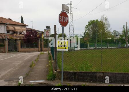 San Giorgio di Nogaro, Italien - 29. April 2021. Ein Schild in einem Vorort weist auf eine Fahrt durch das Covid-Testzentrum in einem Krankenhausparkplatz hin Stockfoto