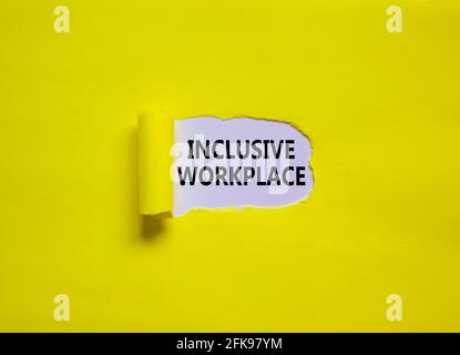 Inklusive Arbeitsplatzsymbol. Hinter zerrissenen gelben Papieren erscheinen die Begriffe „integrativer Arbeitsplatz“. Schöner Hintergrund. Business und besseres Inklusiv Stockfoto