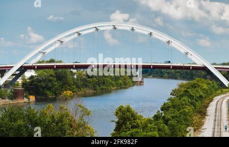 Nashville Tennessee Korean Veterans Memorial Bridge über den Cumberland River Stockfoto