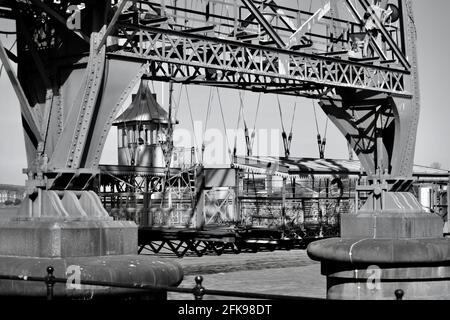 Die 1902 erbaute Newport Transporter Bridge kreuzt den Fluss Usk in Newport und ist eine denkmalgeschützte Struktur mit freistehenden Abschnitten Stockfoto