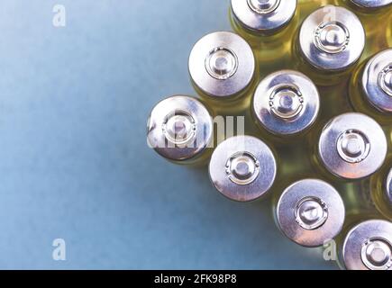 Draufsicht auf Coronavirus-Impffläschchen, Hintergrund für Laborforschung und Impfstoffherstellung Stockfoto